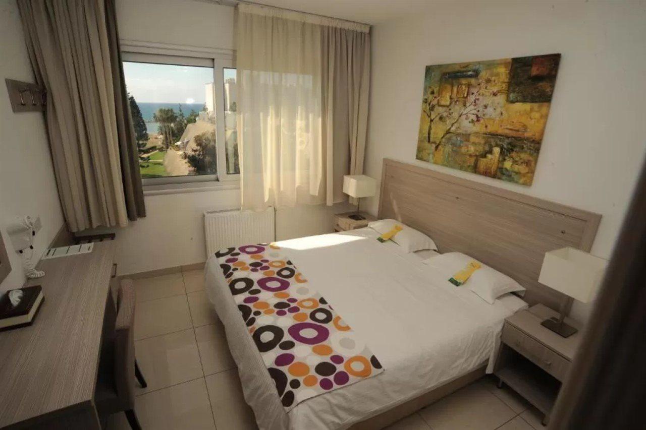 Frixos Suites Hotel Apts Oroklini Exterior foto