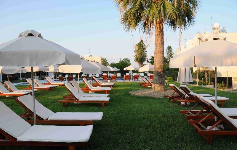 Frixos Suites Hotel Apts Oroklini Exterior foto