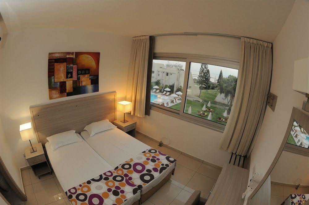 Frixos Suites Hotel Apts Oroklini Exterior foto